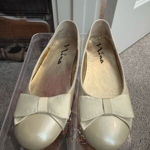 Nina Women's Cream Flats with Bow